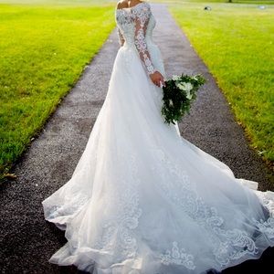 Wedding dress with Swarovski details . Needs to be dry cleaned .